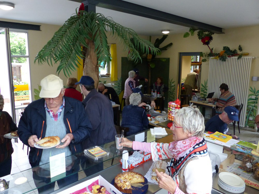 Das gemütliche Ambiente im Kindercafé Kakau trägt zur guten Reparaturstimmung und auch zu den Reparaturerfolgen bei